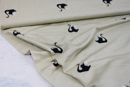 Weich fallender Viskosejersey in beige mit Schwänen Ballenansicht