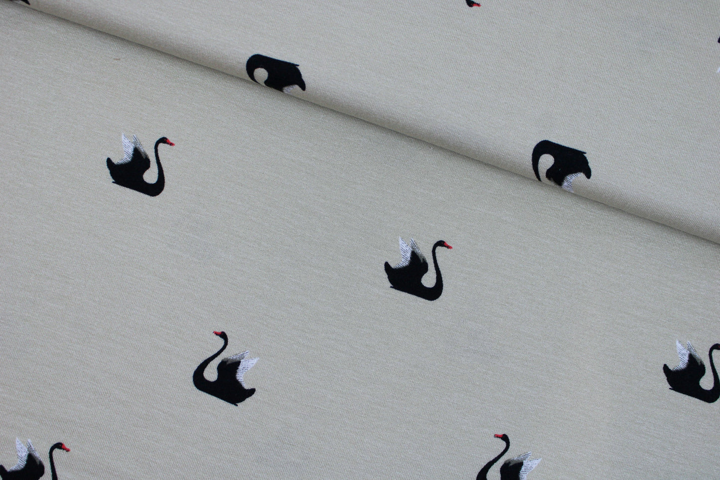 Weich fallender Viskosejersey in beige mit Schwänen quer