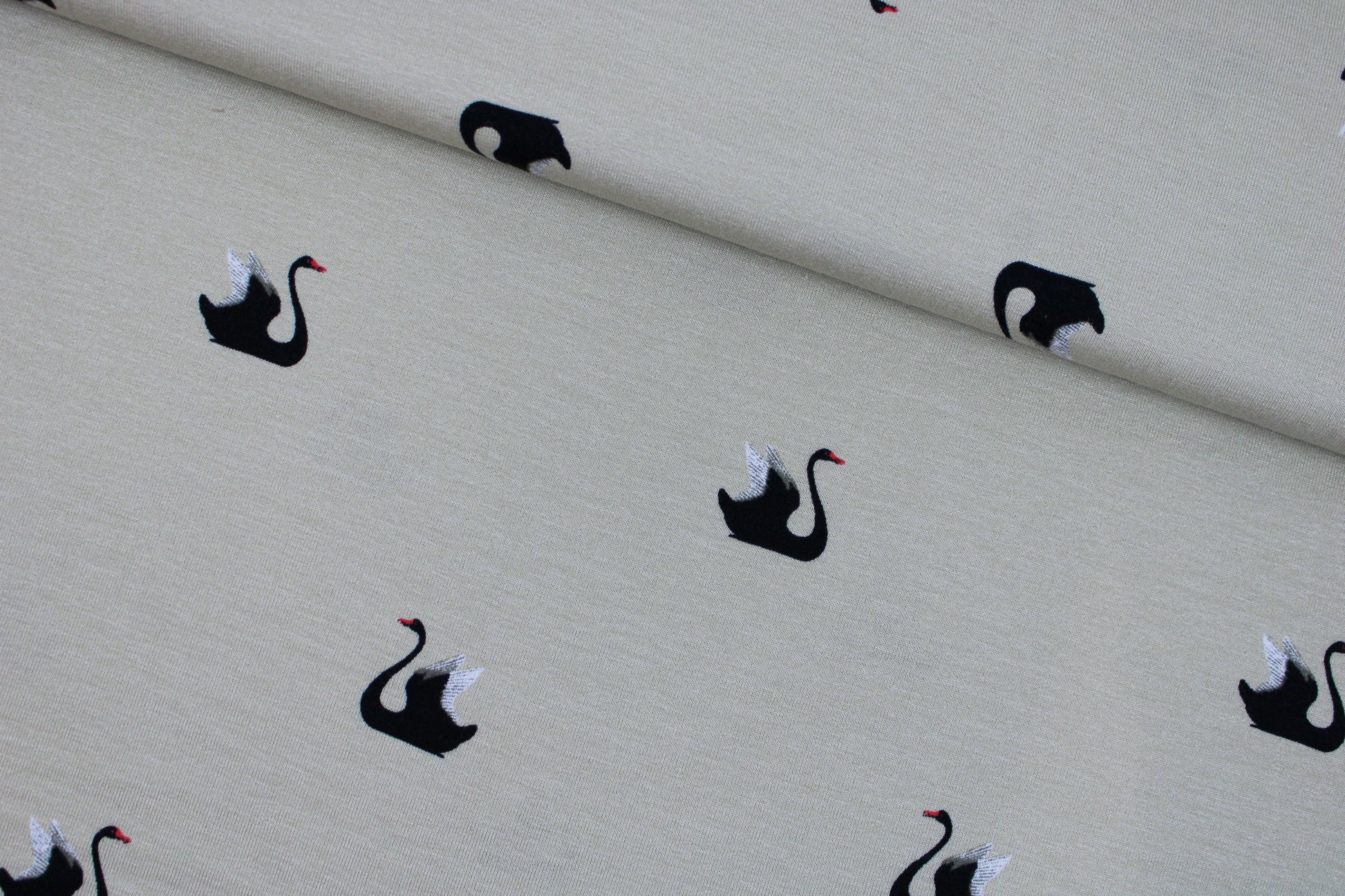 Weich fallender Viskosejersey in beige mit Schwänen quer