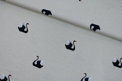 Weich fallender Viskosejersey in beige mit Schwänen quer