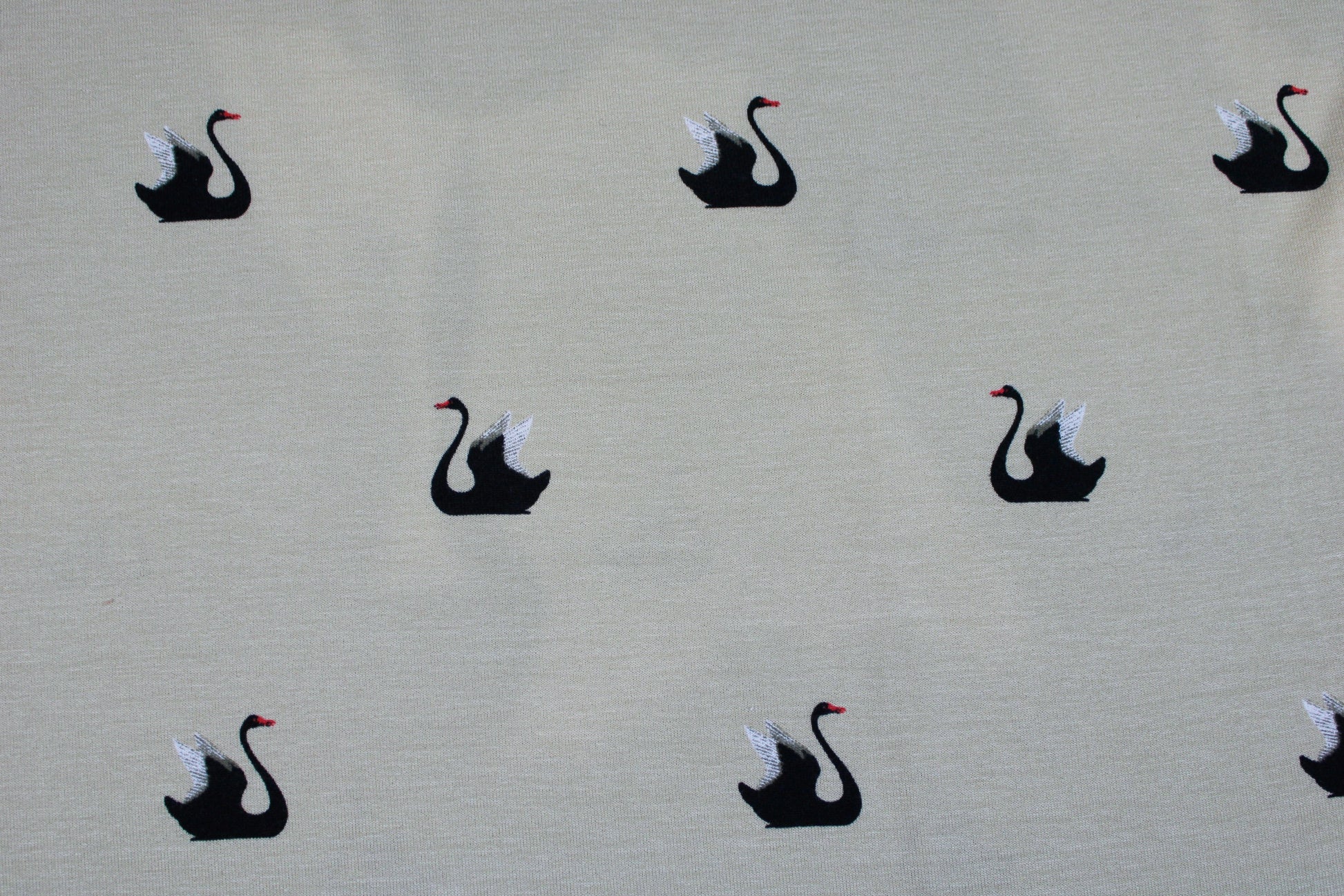 Weich fallender Viskosejersey in beige mit Schwänen Detailbild