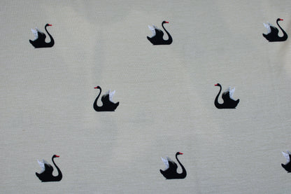 Weich fallender Viskosejersey in beige mit Schwänen Detailbild