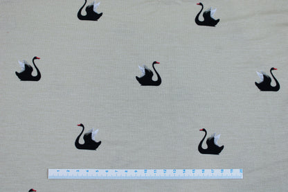 Weich fallender Viskosejersey in beige mit Schwänen Maßstab