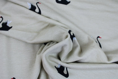 Weich fallender Viskosejersey in beige mit Schwänen gedreht