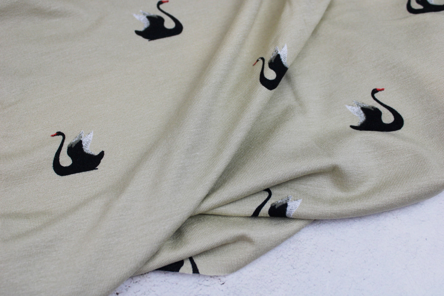 Weich fallender Viskosejersey in beige mit Schwänen