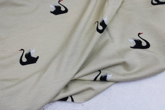 Weich fallender Viskosejersey in beige mit Schwänen