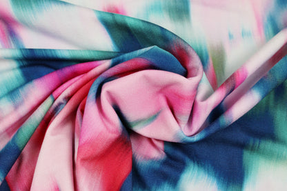 Viskosejersey Sizilien mit abstraktem Blumenmuster in Petrol und Pink gedreht