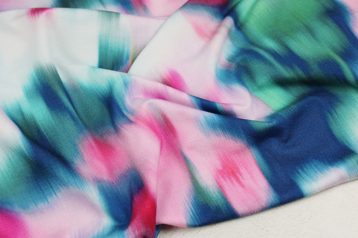 Viskosejersey Sizilien mit abstraktem Blumenmuster in Petrol und Pink