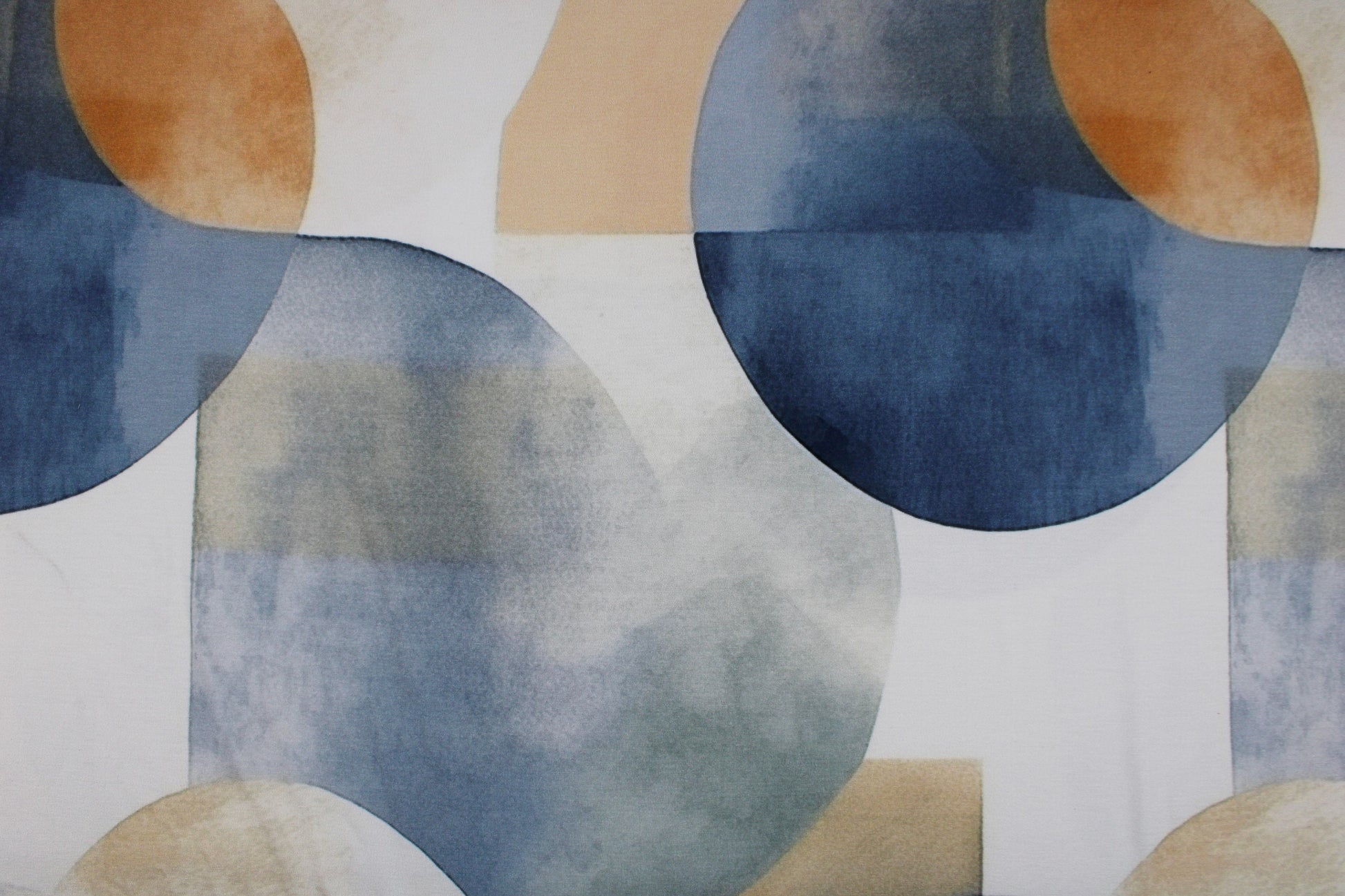 Viskosejersey mit großen geometrischen Formen in Blau und Rost auf hellem Grund Detailbild