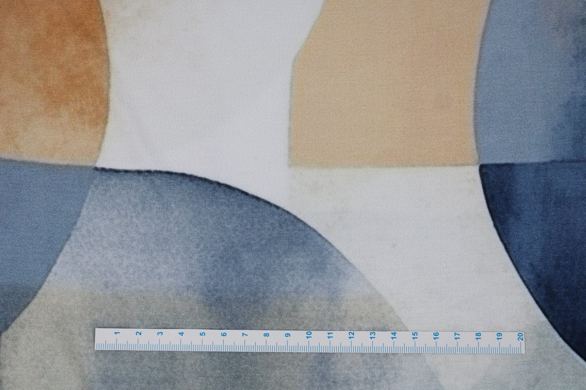 Viskosejersey mit großen geometrischen Formen in Blau und Rost auf hellem Grund Maßstab