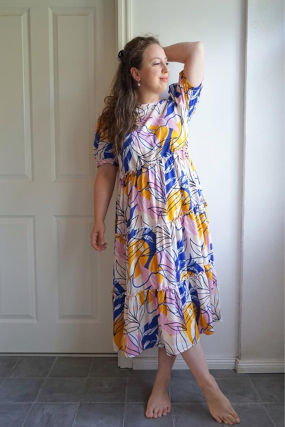 Viskosestoff Shelly mit buntem Blättermotiv als Stufenkleid vernäht
