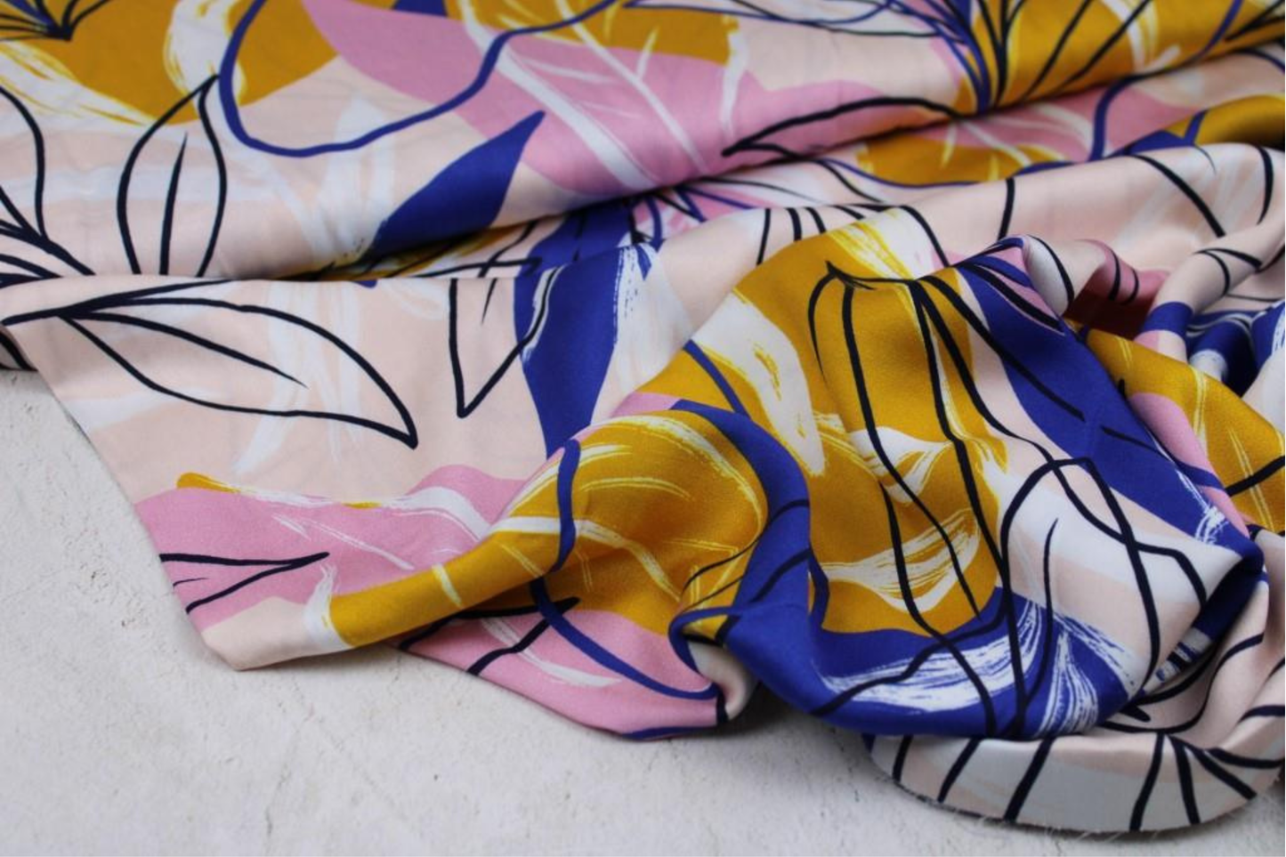 Viskosestoff Shelly mit buntem Blättermotiv Ballenansicht