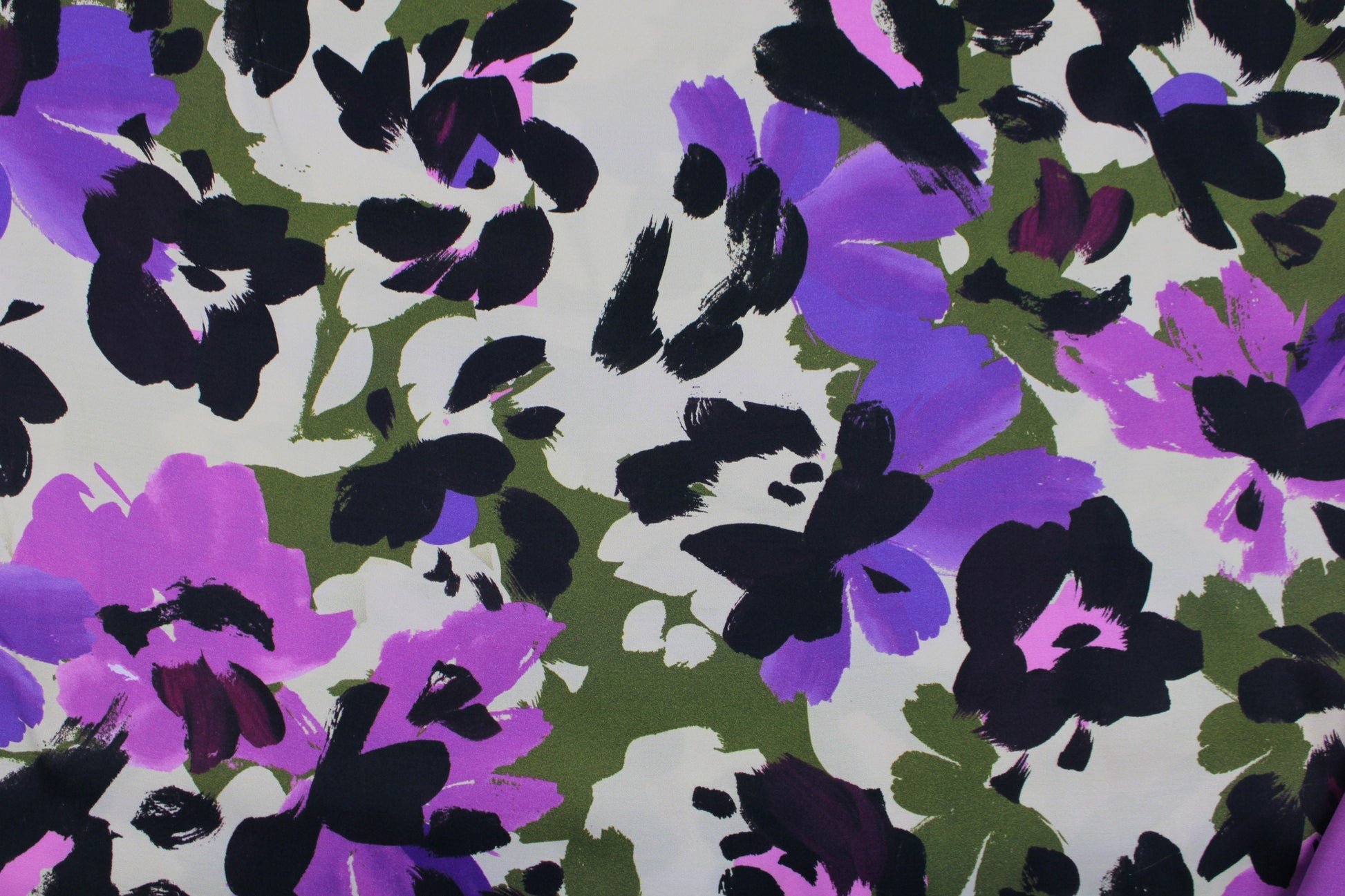 Satinierter Viskosestoff mit buntem abstraktem Blumenmuster Detailbild
