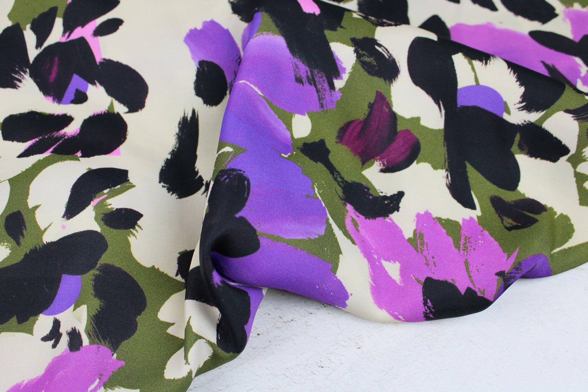 Satinierter Viskosestoff mit buntem abstraktem Blumenmuster