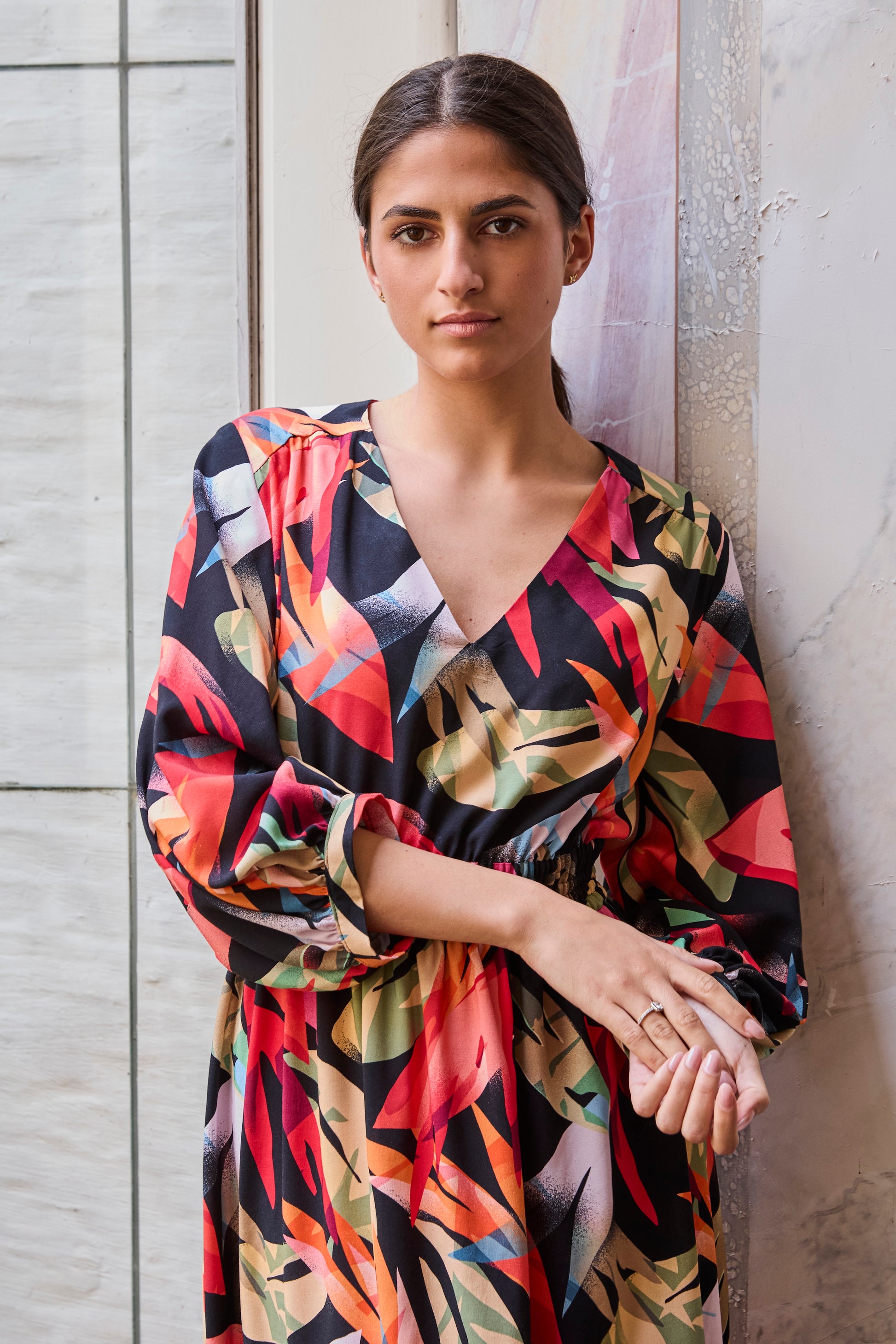 Schwarzer Vskosestoff mit buntem Blättermotiv als Kleid Alina vernäht