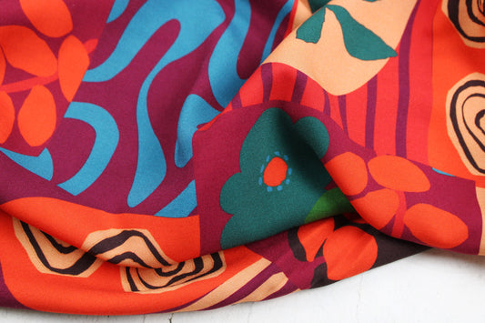 Weicher Viskosestoff mit rotem Patchworkprint