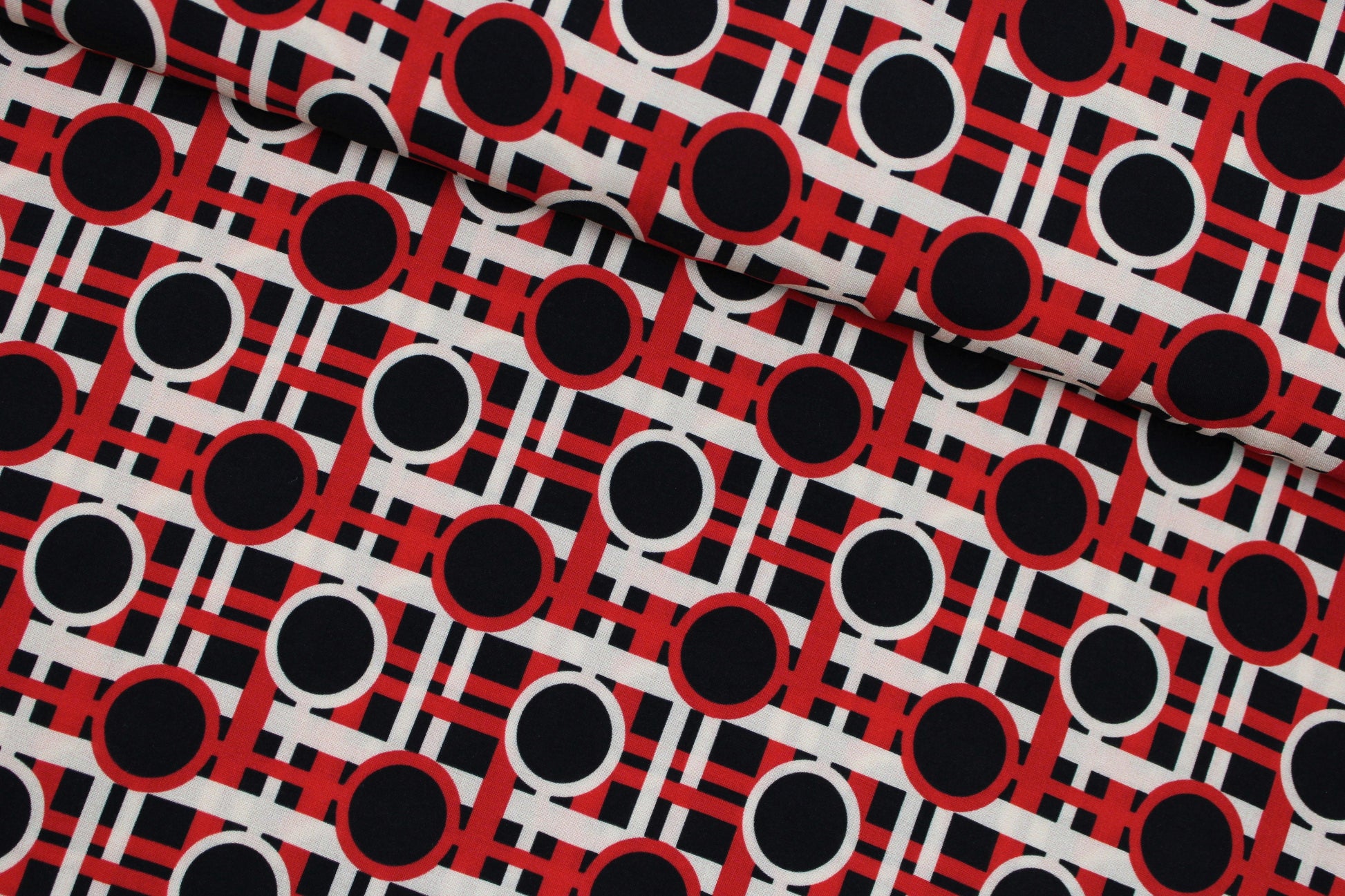 Viskosestoff mit Retromuster in rot-schwarz-beige quer