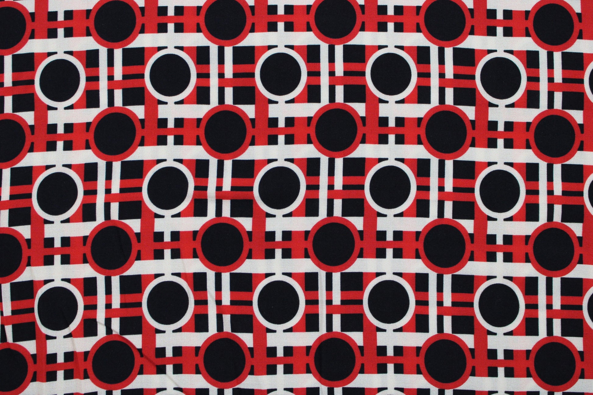 Viskosestoff mit Retromuster in rot-schwarz-beige Detailansicht