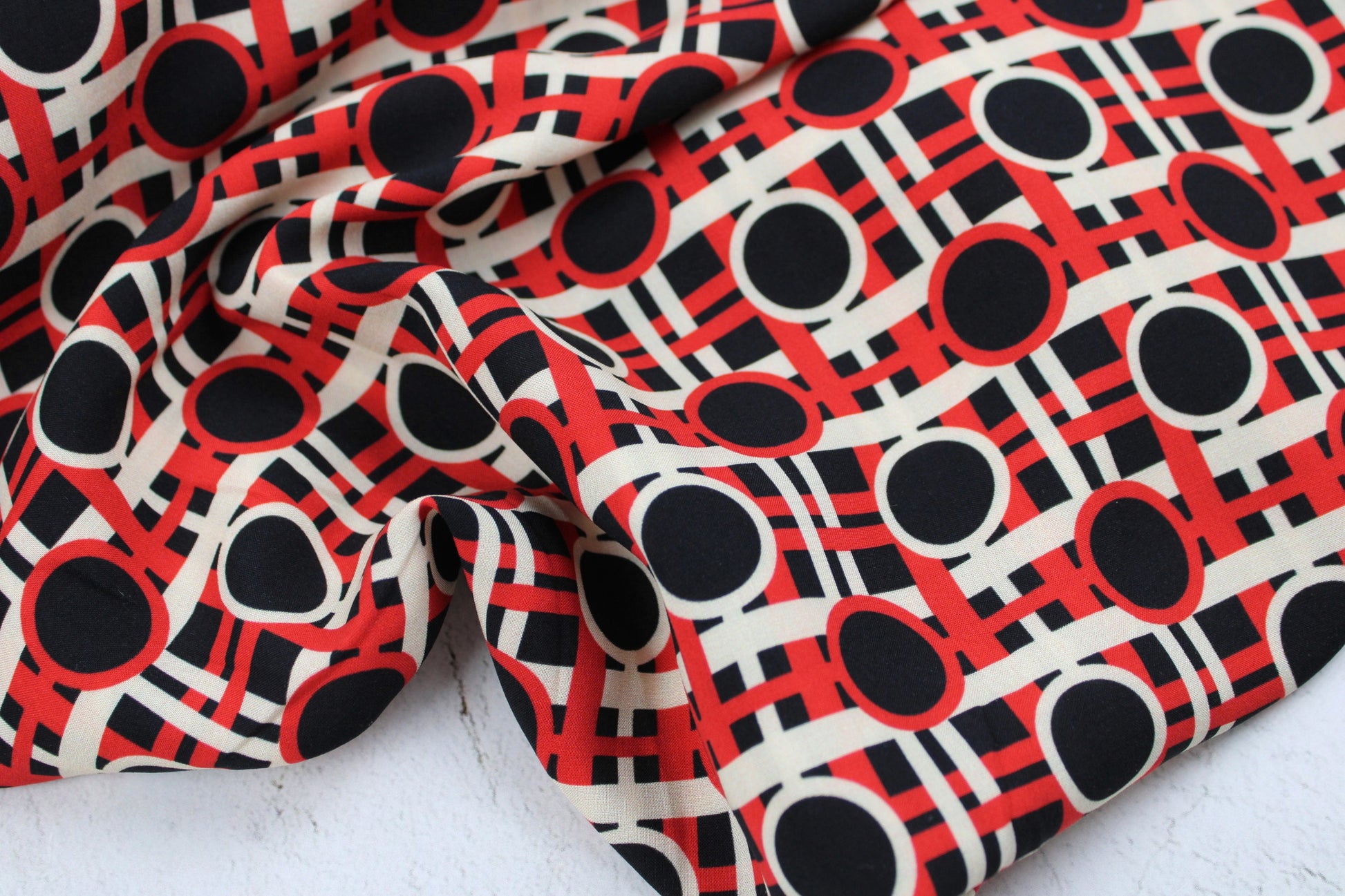 Viskosestoff mit Retromuster in rot-schwarz-beige