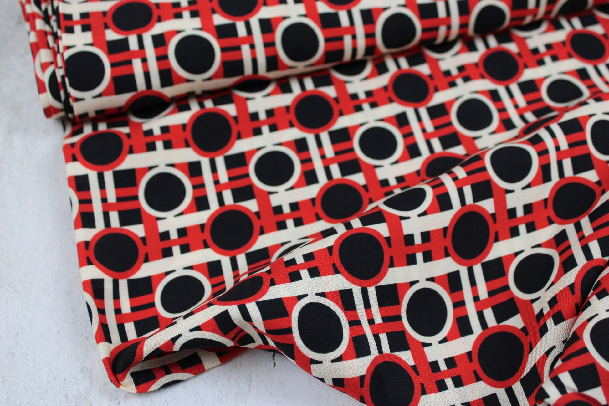 Viskosestoff mit Retromuster in rot-schwarz-beige Ballenansicht