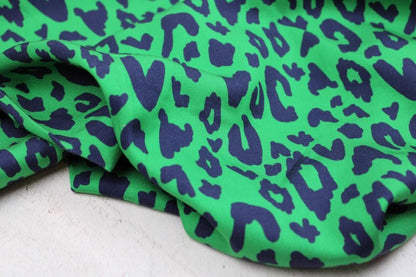 Viskosestoff Happy Leo Leoprint - grün/dunkelblau