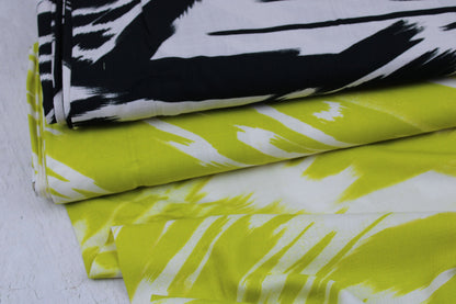 Leicht fließender Viskosestoff mit leuchtendem Pinselstrichmuster Farbvarianten