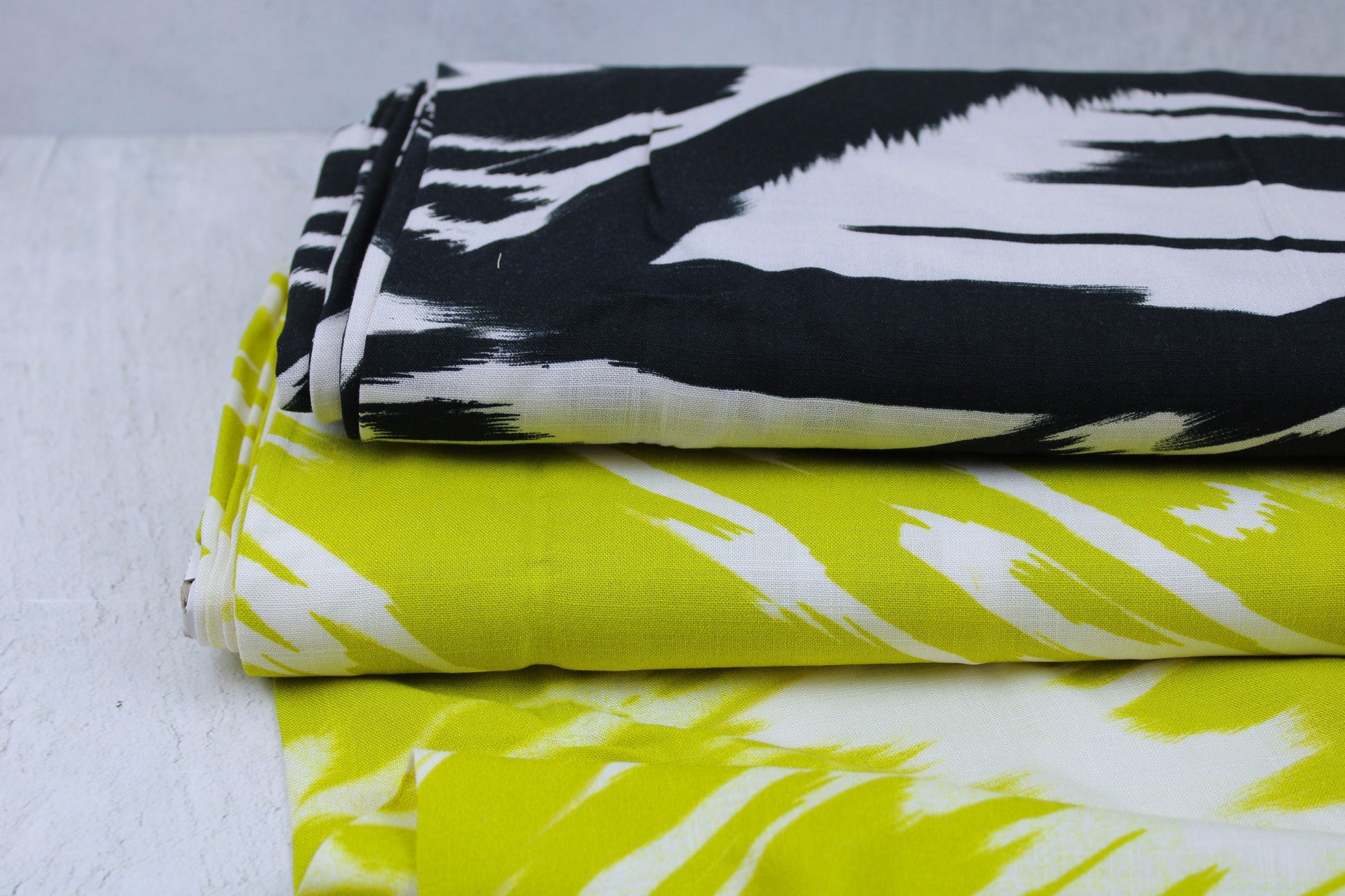 Leicht fließender Viskosestoff mit leuchtendem Pinselstrichmuster Farbübersicht