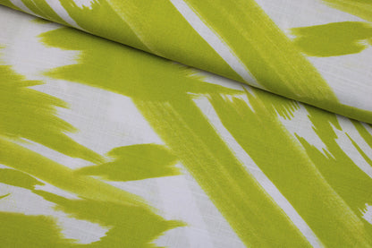 Leicht fließender Viskosestoff mit leuchtendem Pinselstrichmuster quer