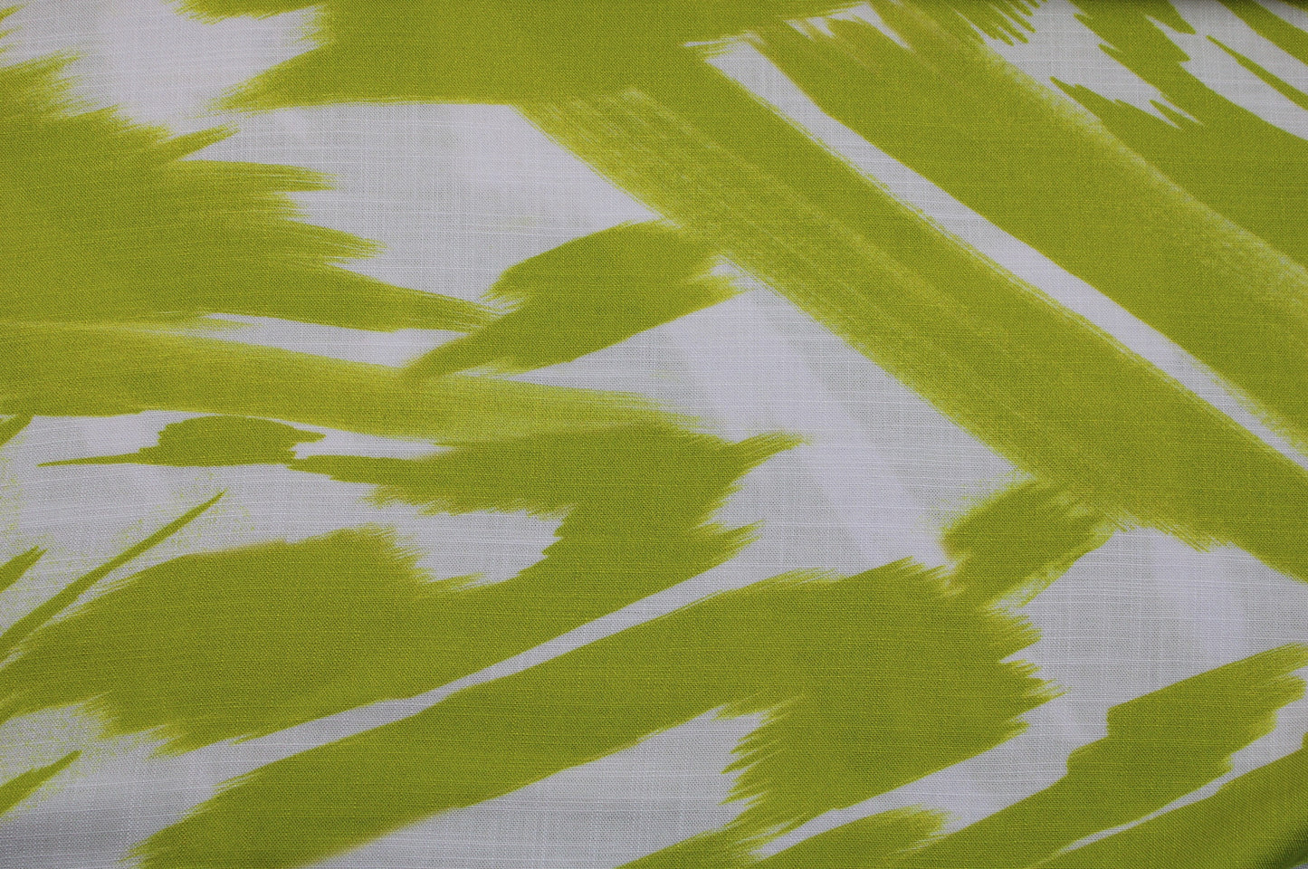 Leicht fließender Viskosestoff mit leuchtendem Pinselstrichmuster Detailbild