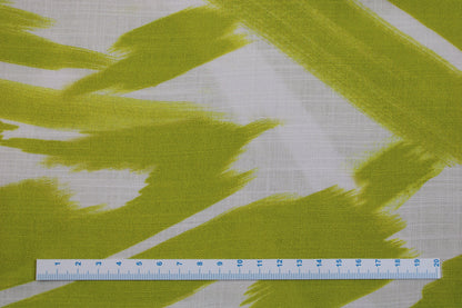 Leicht fließender Viskosestoff mit leuchtendem Pinselstrichmuster Maßstab