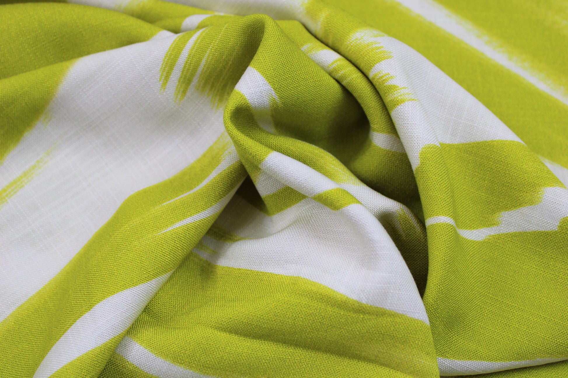 Leicht fließender Viskosestoff mit leuchtendem Pinselstrichmuster gedreht