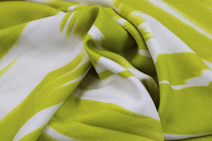 Leicht fließender Viskosestoff mit leuchtendem Pinselstrichmuster gedreht