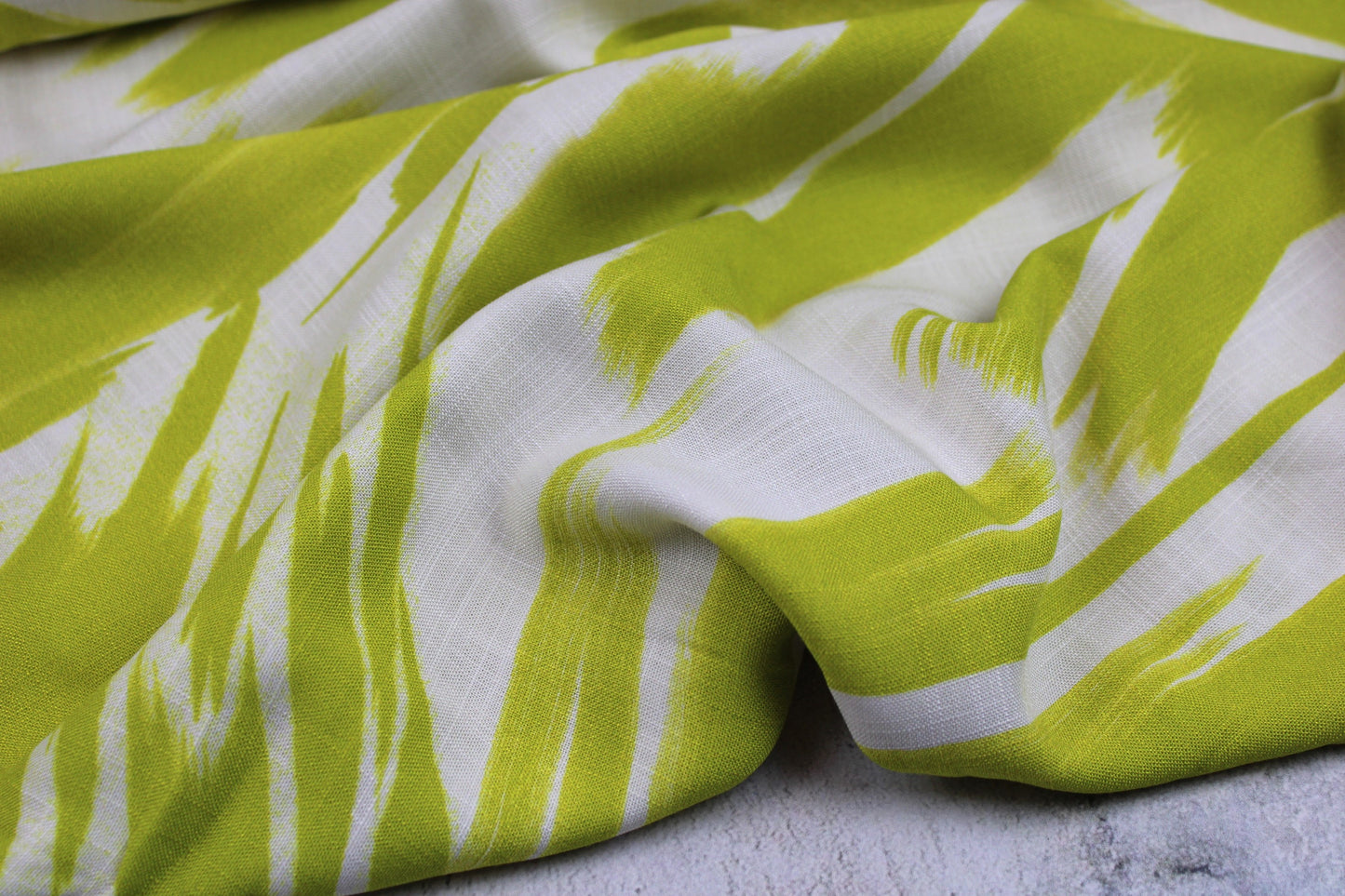 Leicht fließender Viskosestoff mit leuchtendem Pinselstrichmuster