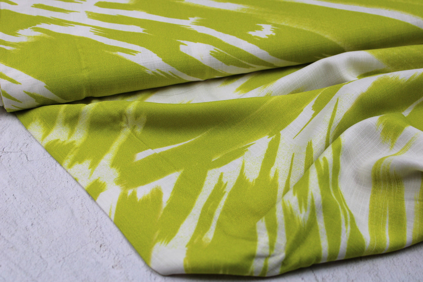 Leicht fließender Viskosestoff mit leuchtendem Pinselstrichmuster Ballenansicht