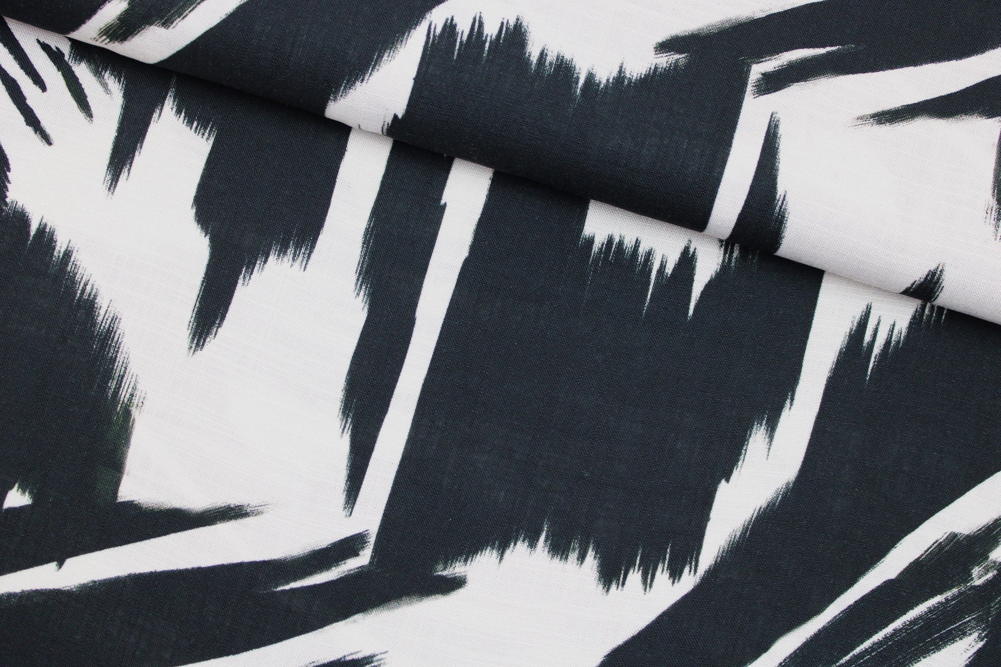 Leicht fließender Viskosestoff mit Pinselstrichmuster in Schwarz-Ecru quer