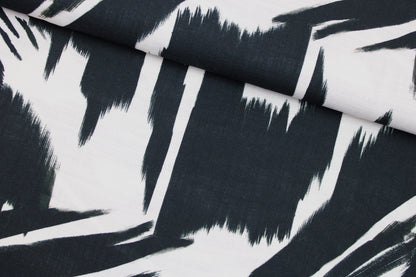 Leicht fließender Viskosestoff mit Pinselstrichmuster in Schwarz-Ecru quer