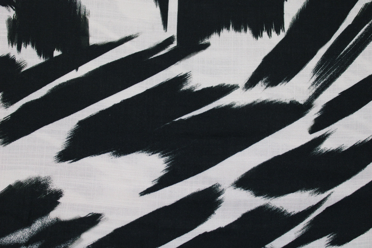 Leicht fließender Viskosestoff mit Pinselstrichmuster in Schwarz-Ecru Detailbild