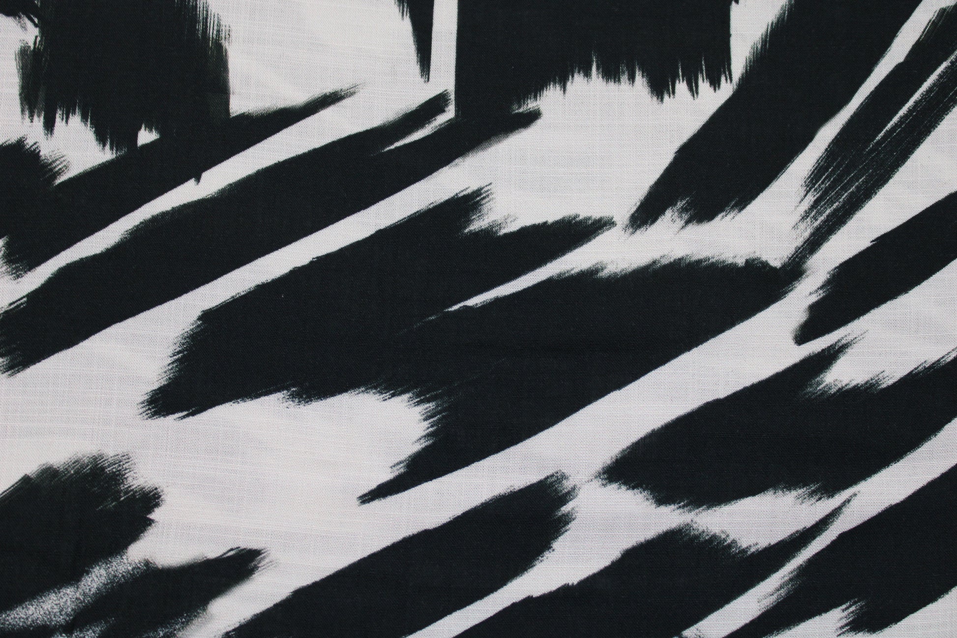 Leicht fließender Viskosestoff mit Pinselstrichmuster in Schwarz-Ecru Detailbild