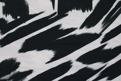 Leicht fließender Viskosestoff mit Pinselstrichmuster in Schwarz-Ecru Detailbild