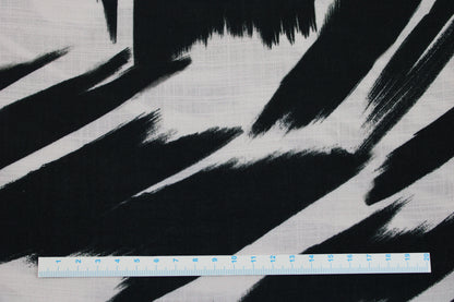 Leicht fließender Viskosestoff mit Pinselstrichmuster in Schwarz-Ecru Maßstab