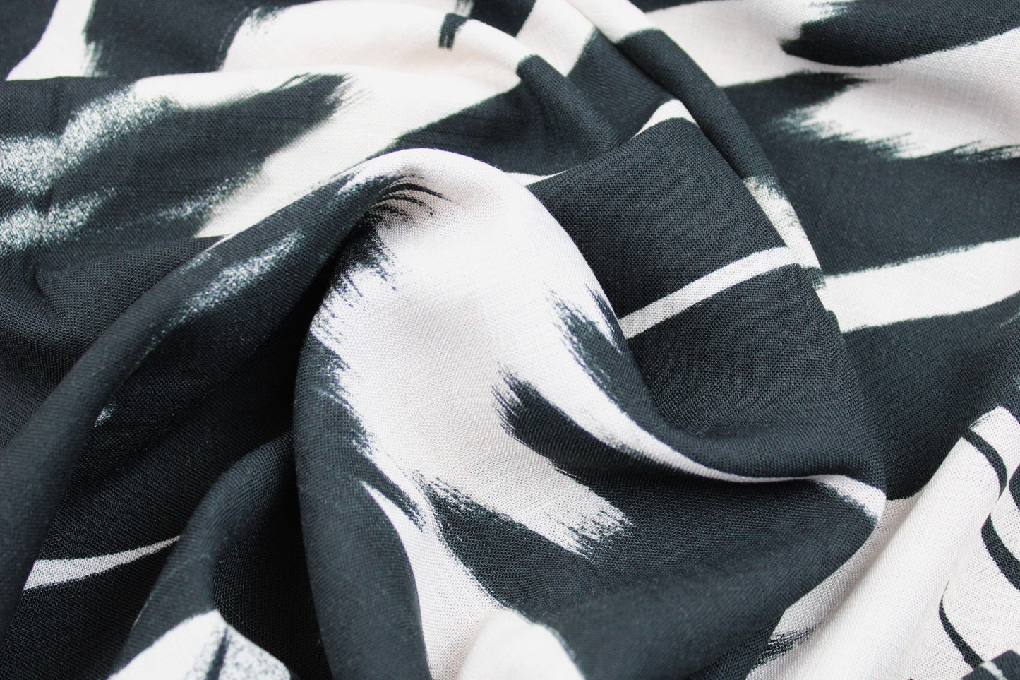 Leicht fließender Viskosestoff mit Pinselstrichmuster in Schwarz-Ecru gedreht