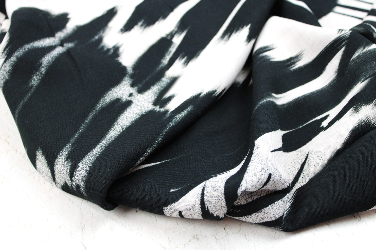 Leicht fließender Viskosestoff mit Pinselstrichmuster in Schwarz-Ecru