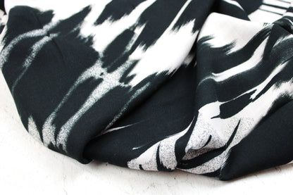 Leicht fließender Viskosestoff mit Pinselstrichmuster in Schwarz-Ecru