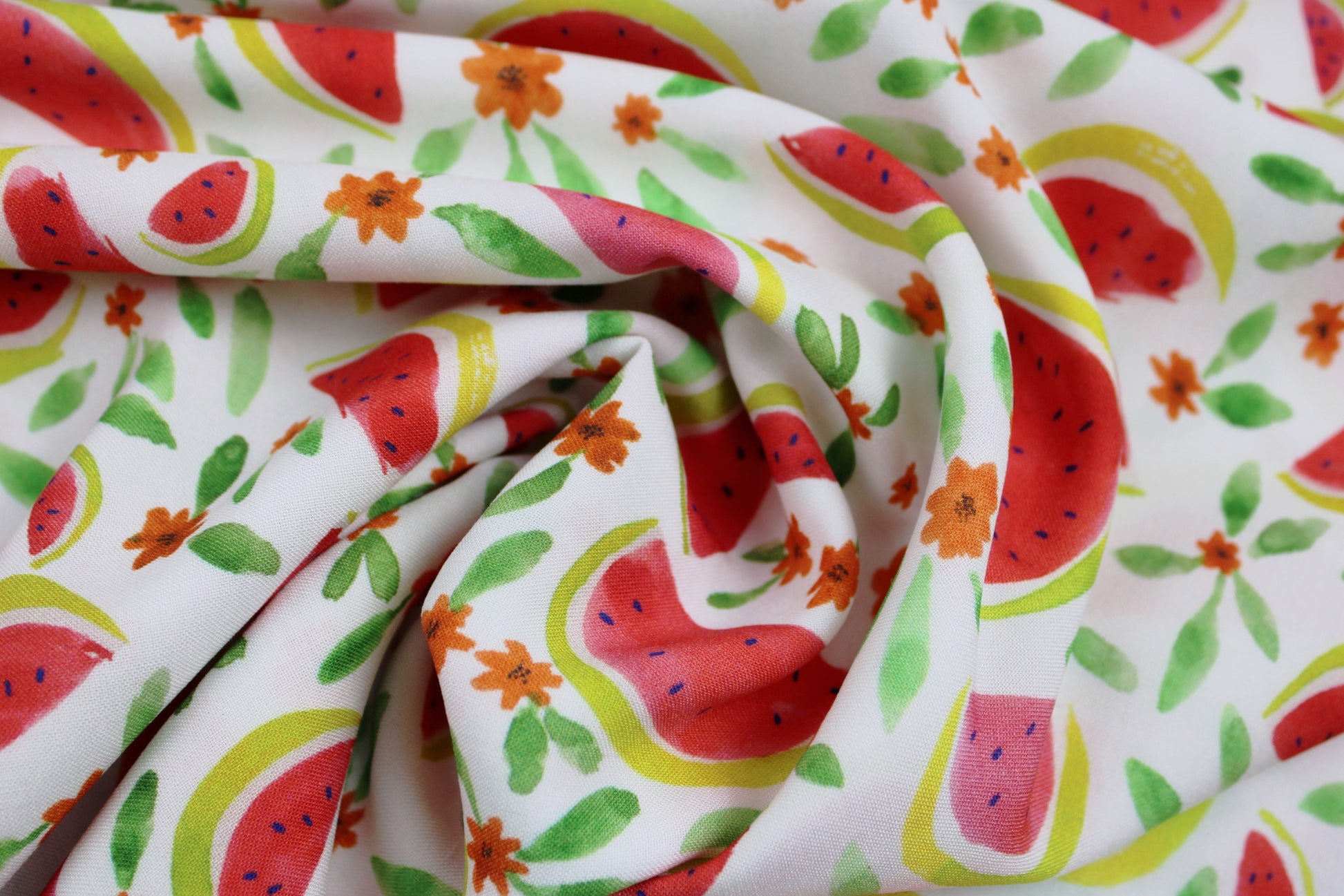 Sommerlicher Viskosestoff mit Wassermelonen gedreht