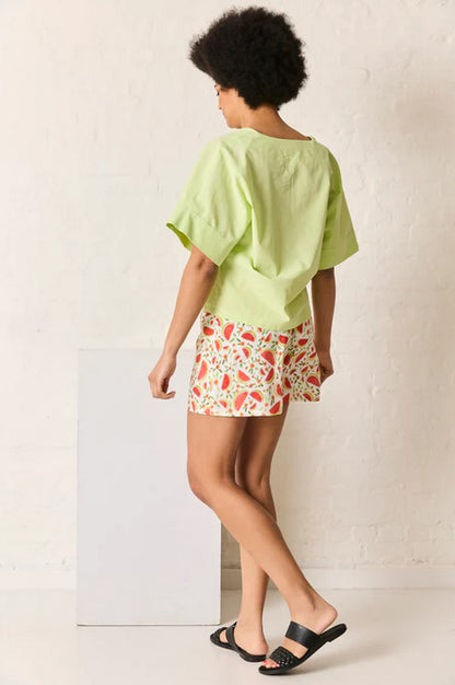 Sommerlicher Viskosestoff mit Wassermelonen als Hose Finn vernäht