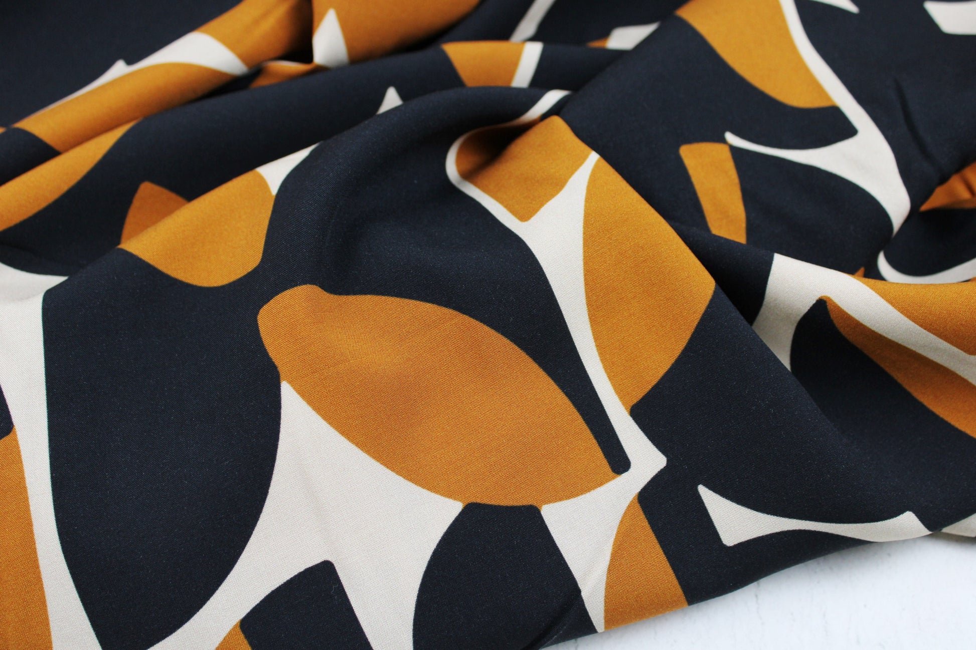 Viskosestoff mit Retromuster in schwarz-ocker-beige