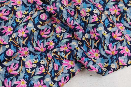 Viskosestoff Anta mit kleinen bunten Blümchen auf dunkelblauem Grund