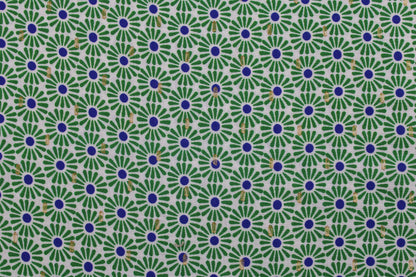 Fließender Viskosestoff mit Blumemuster in Grün Detailbild
