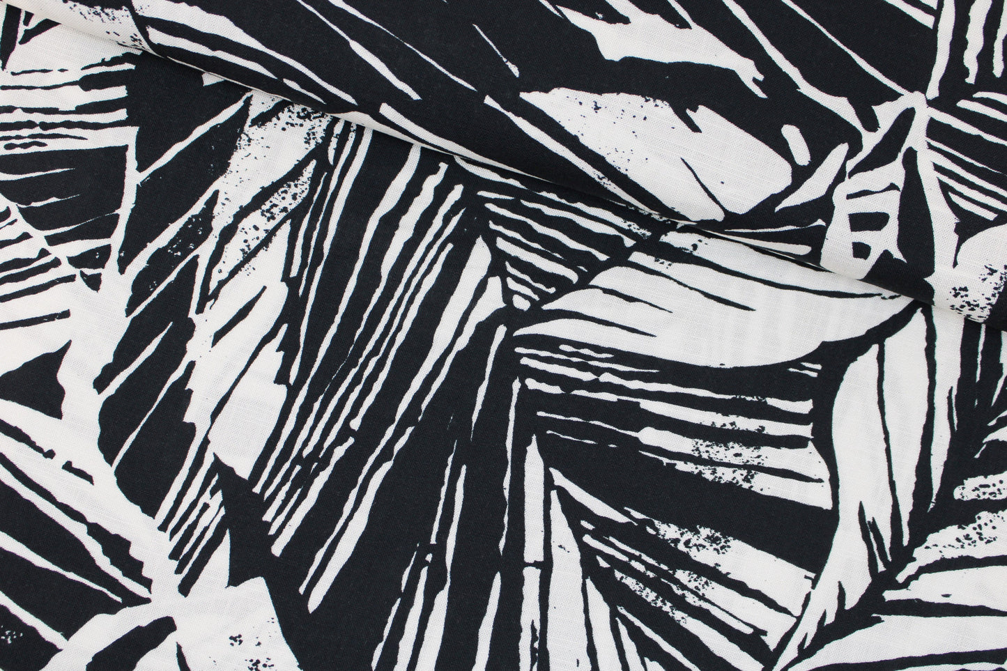 Viskosestoff mit Blättermuster und Leinenstruktur in Schwarz und Wollweiß quer