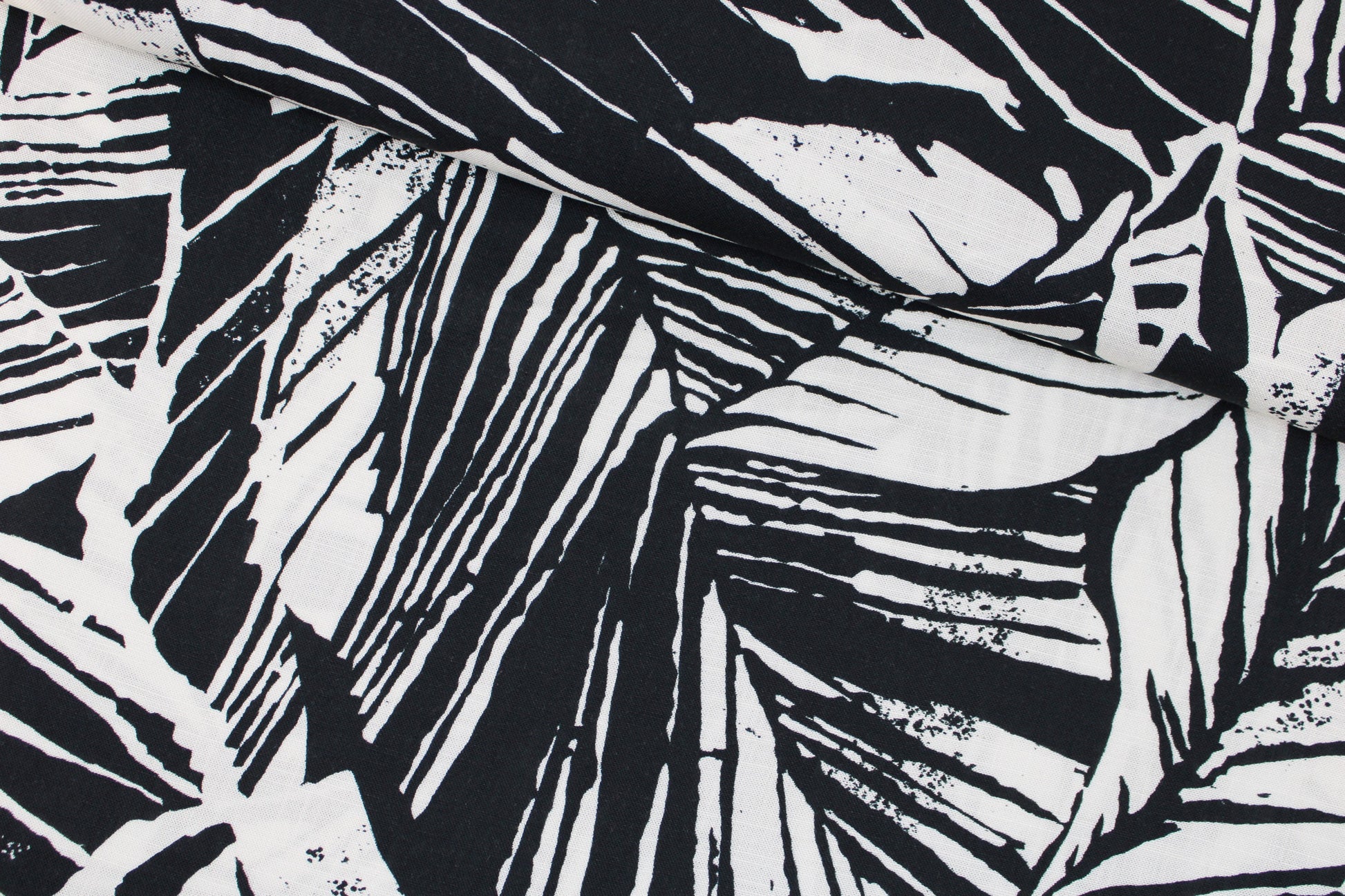 Viskosestoff mit Blättermuster und Leinenstruktur in Schwarz und Wollweiß quer